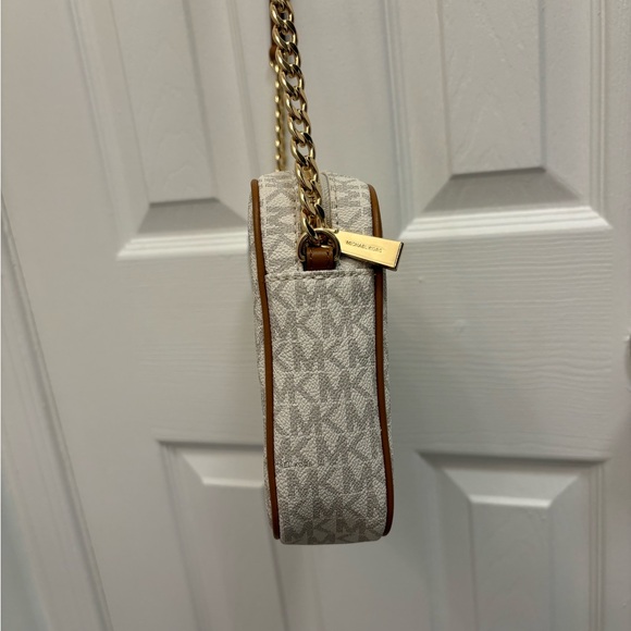 Michael Kors white and tan shoulder bag. - Picture 3 of 6